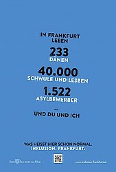 Blaues Plakat zum Thema Inklusion mit der Aufschrift „In Frankfurt leben 233 Dänen, 40.000 Schwule und Lesben, 1.522 Asylbewerber und Du und ich. Inklusion Frankfurt.“	
