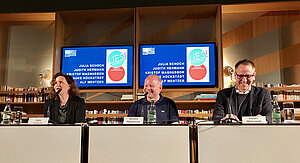 Foto zeigt Julia Schoch, Kristof Magnusson und Hauke Hückstädt bei der Lesung im Literaturhaus.