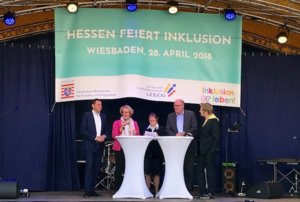 Die Organisatoren sprechen bei der Veranstaltung die Begrüßung.